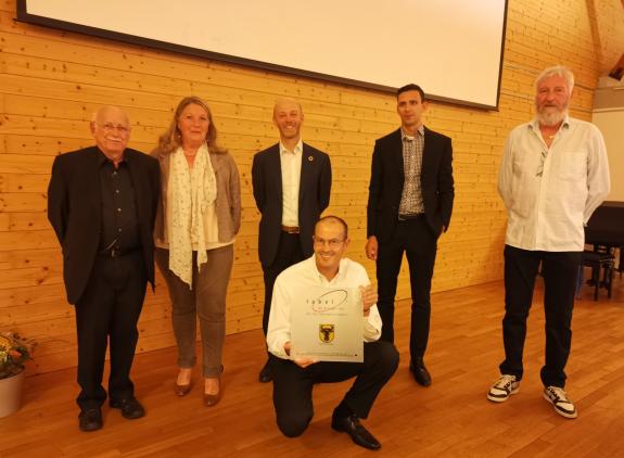 Thomas Minger, der Gemeinderat und Christophe Chavanne mit dem Label für Zweisprachigkeit