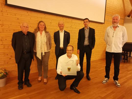 Thomas Minger, le conseil municipal (sauf Madeleine Deckert) et Christophe Chavanne avec le label du bilinguisme