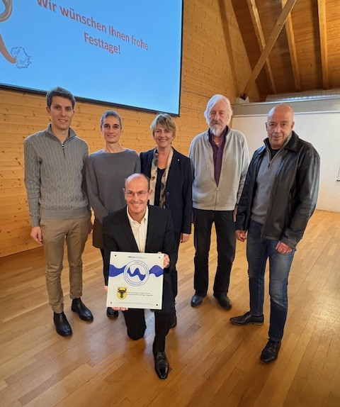 Conseil municipal et Christophe Chavanne avec le label pour le bilinguisme